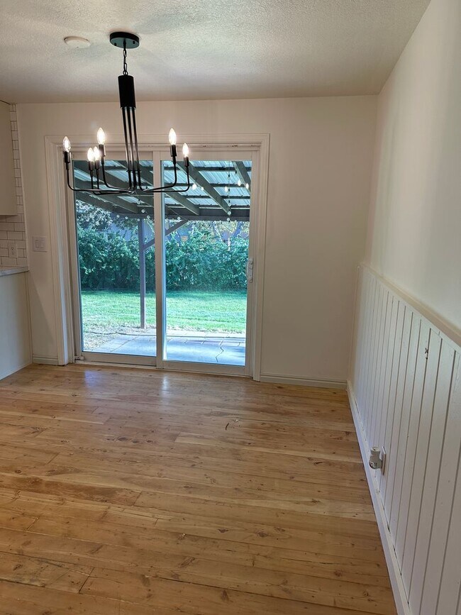 Building Photo - Newly Remodeled 5 Bed, 3 Bath Home – 2-Car...