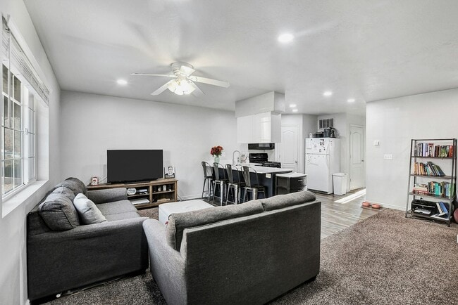 Building Photo - 2112 Dakota Ave