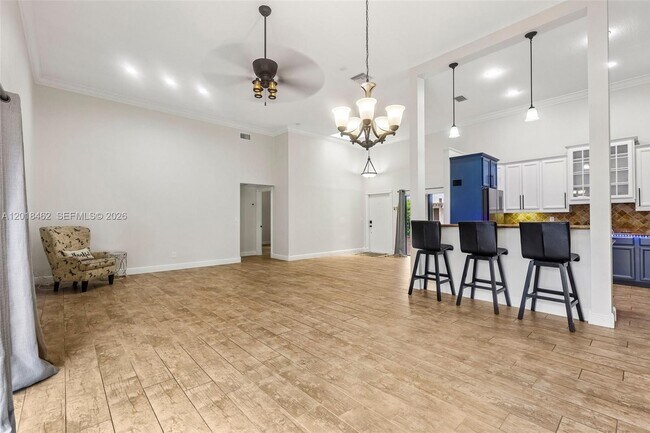 Building Photo - 2731 Parkview Dr S