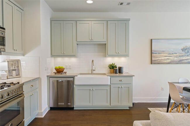Building Photo - 2708 Halcyon Dr
