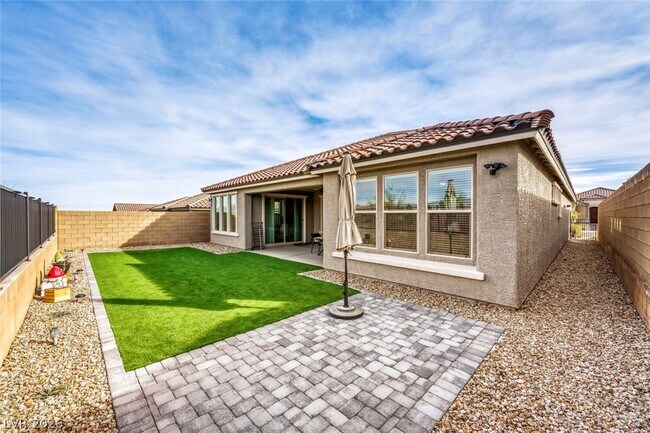 Building Photo - 10594 Skye Arroyo Ave