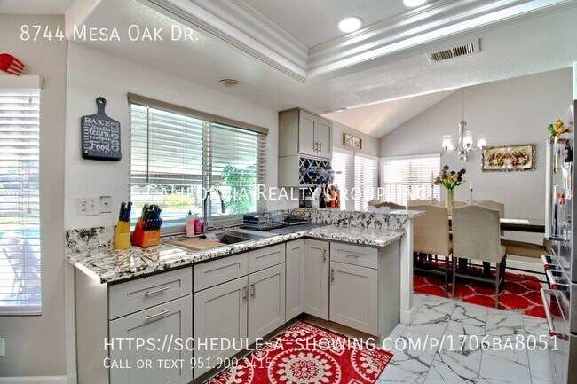 Building Photo - 8744 Mesa Oak Dr