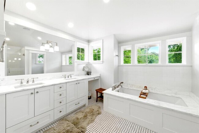 Building Photo - 1708 W 29th St