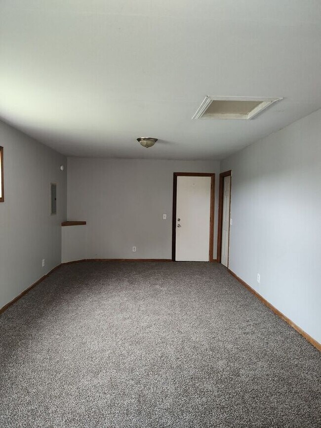 Building Photo - Mishawaka 3 bedroom ranch with large family room and fenced yard