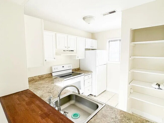 Building Photo - 1444 Tenbury Dr