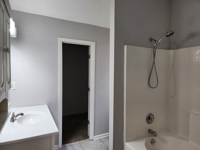 Owner en suite with garden tub and seperate shower. - 1072 Meadow Glen Cir
