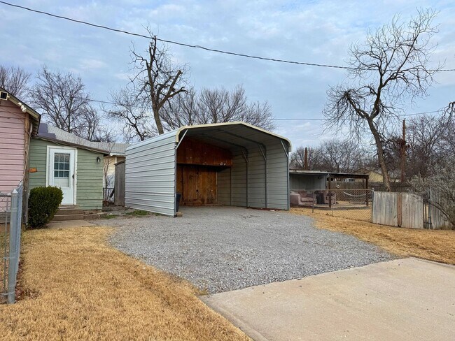 Building Photo - Charming 2 bed, 1.5 story home on corner-lot!