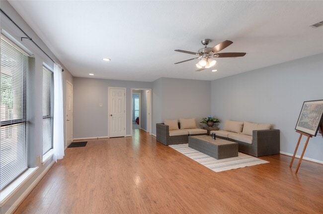 Building Photo - 2232 Azalea Cir