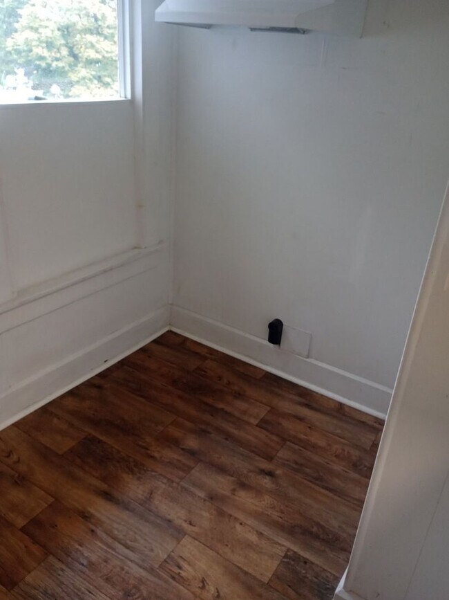 Building Photo - 713 W Adams St