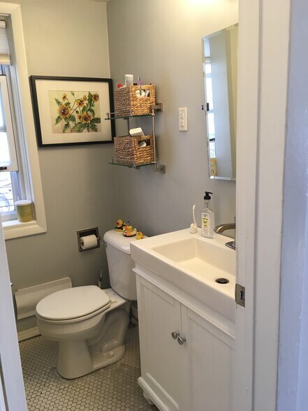 Bath - 365 Spahr St