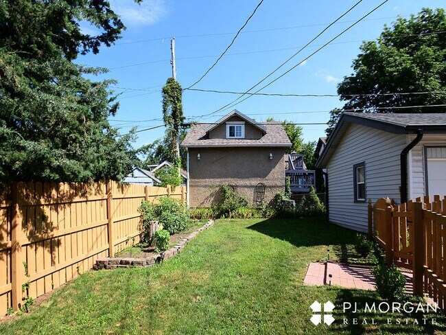 Building Photo - 5022I