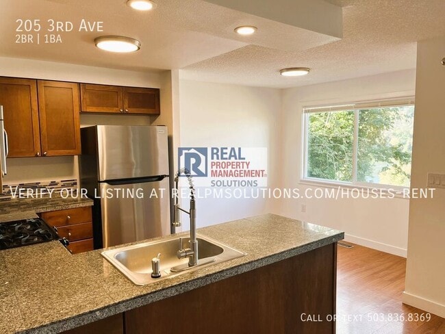Building Photo - 205 3rd Ave