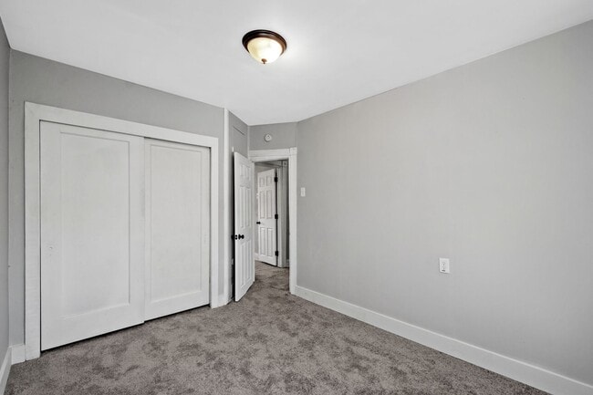 Building Photo - SCORE 50% OFF 1ST MONTH'S RENT IF SIGNED BY DEC 12! Fresh 2 bedroom home in Myer Park available now!