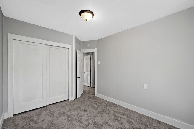 Building Photo - SCORE 50% OFF 1ST MONTH'S RENT IF SIGNED BY DEC 19! Fresh 2 bedroom home in Myer Park available now!