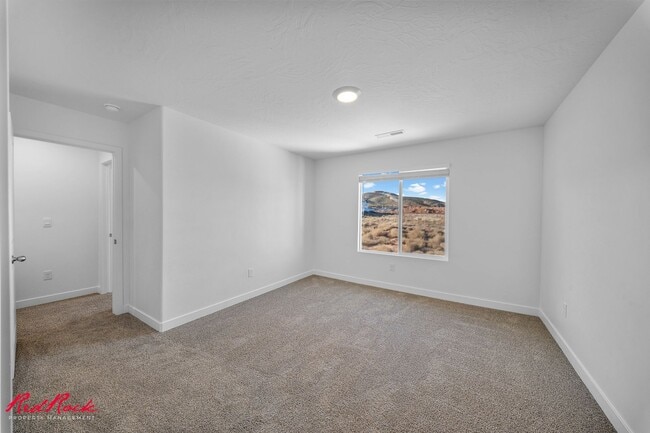 Building Photo - Beautiful 3 Bed Townhome with Amazing Amenities! 6 Month Lease