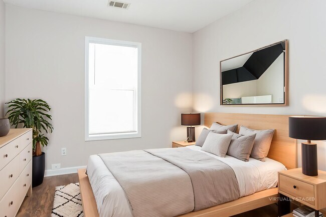 Building Photo - 1402 N Hampton Dr