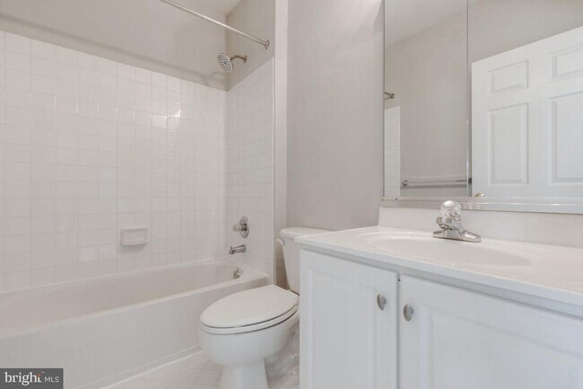 Building Photo - Spacious 3-level townhome with a 2-car garage in the desirable South Riding community.