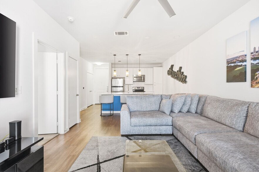 Building Photo - 1900 Barton Springs Rd