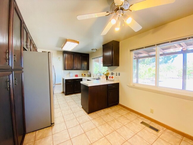 Building Photo - Spacious 2 story home in Hercules