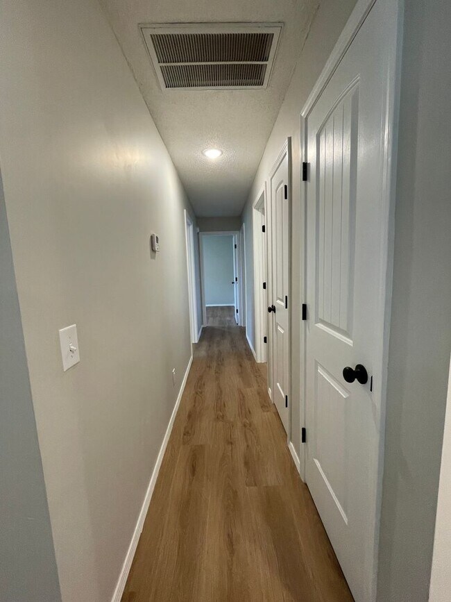 Building Photo - Great Location 3 bedroom 1 bath 1car garage