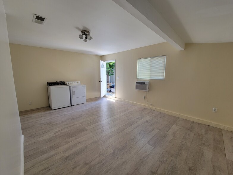 Rear Guest Unit - 6251 Canby Ave