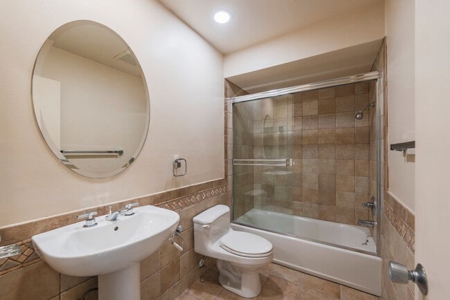 Building Photo - RPV Remodeled 2 bed 3 bath townhome in gat...
