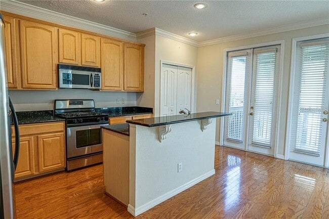 Building Photo - 3043 Pointeview Dr