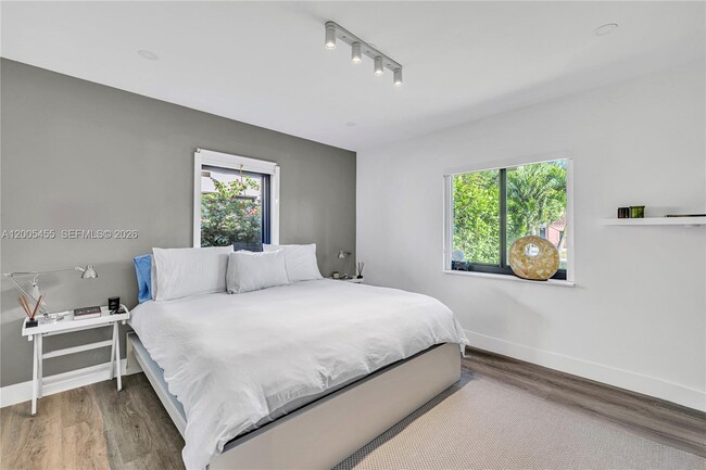 Building Photo - 3030 SW 2nd Ave