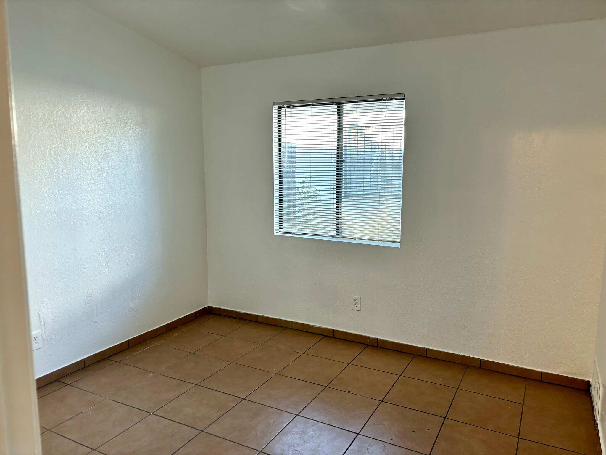 Building Photo - 411 E Thoroughbred St