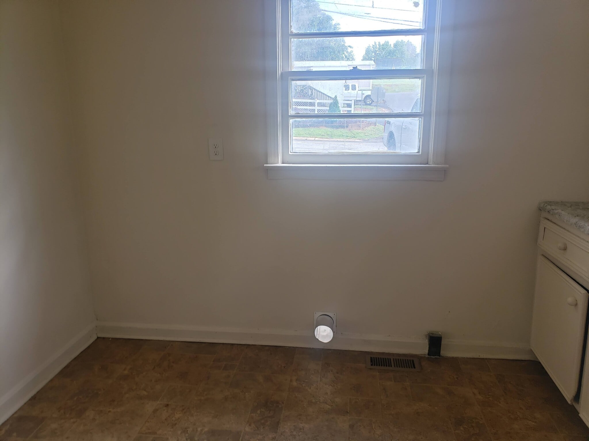 Building Photo - 405 Fleetwood Dr