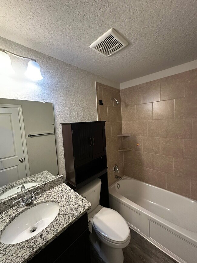 Building Photo - Spacious 5 Bedroom, 3.5 Bath Home with 2,6...