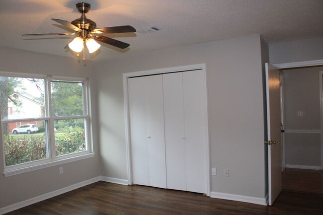 Building Photo - Charming 3BR/2BA Rental in Sand Ridge Neighbourhood