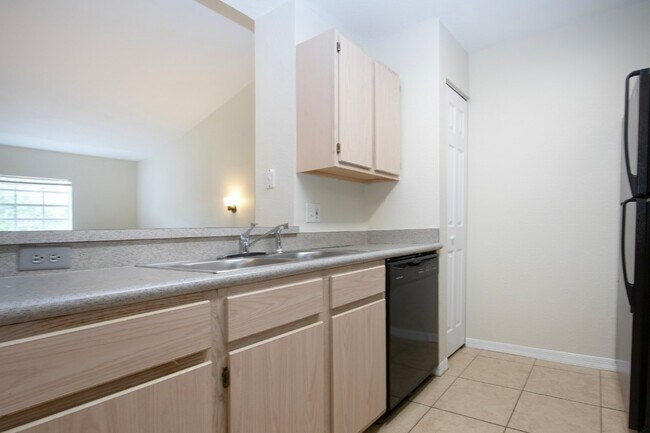 Building Photo - 2 Bedroom Condo W/ Garage in Lakewood Ranch
