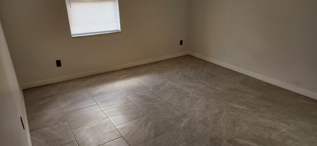 Building Photo - 212 Redbud Ln