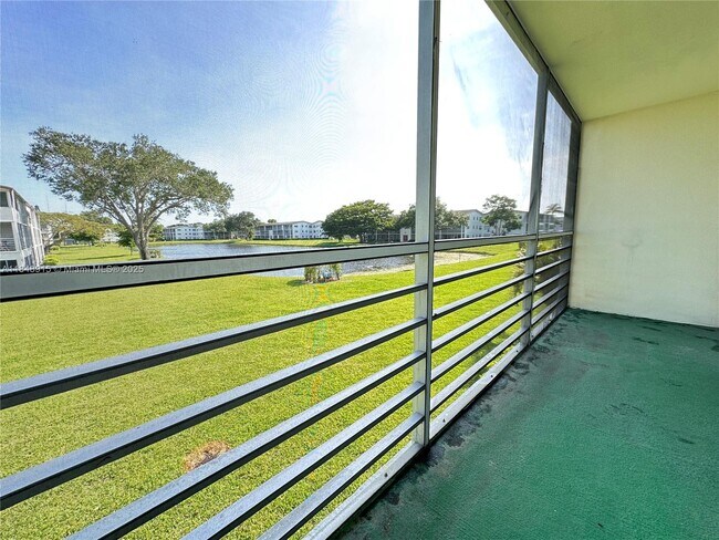 Building Photo - 569 Fanshaw N
