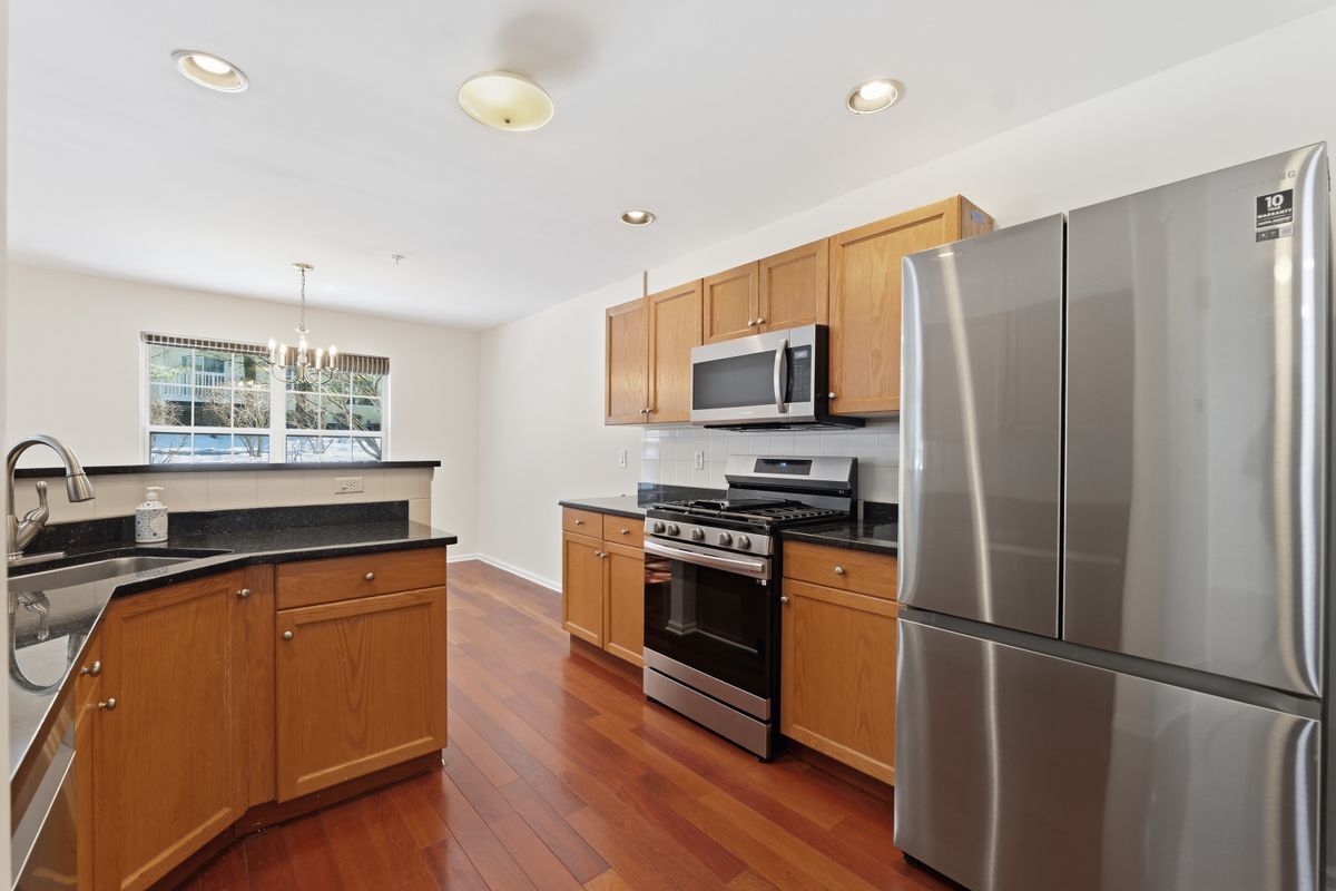 Building Photo - 402 Dalton Ct