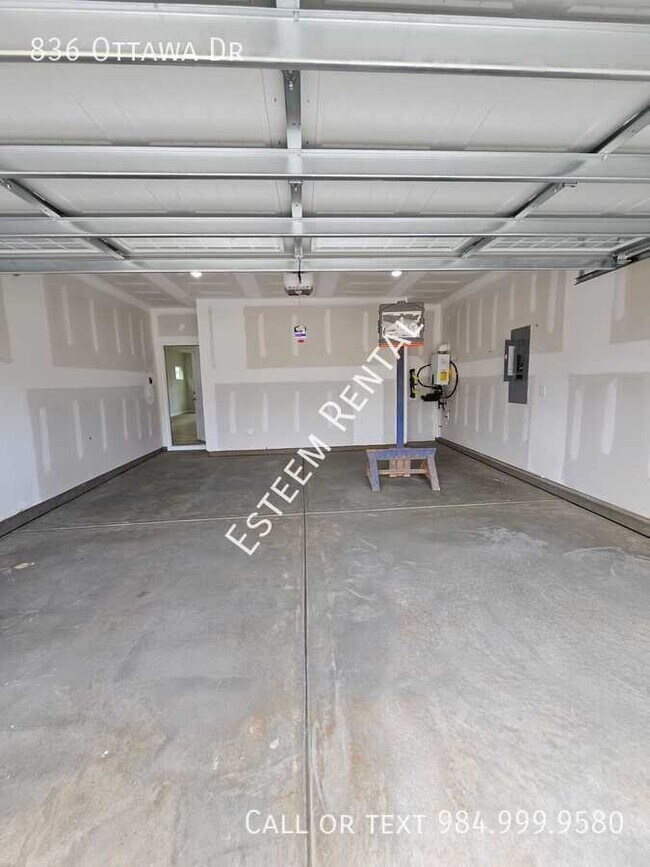 Building Photo - 836 Ottawa Dr