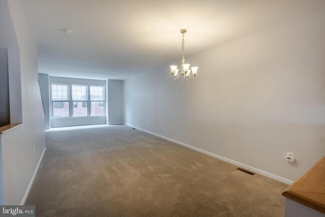 Building Photo - 530 Canton Ct