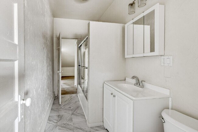 Building Photo - Spacious 1BR + 2.5BA Near USC and DTLA | First Floor Unit