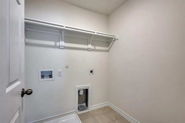 Building Photo - 749 Windsor Dr