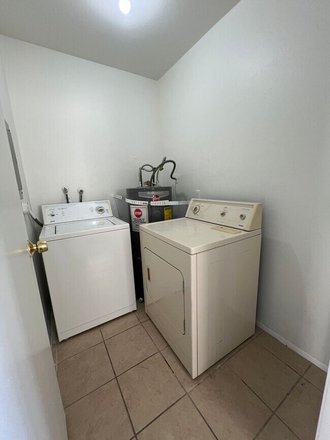 Building Photo - 6942 Appleton Dr