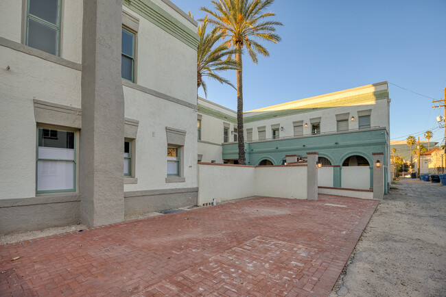 Building Photo - 343 S Scott Ave