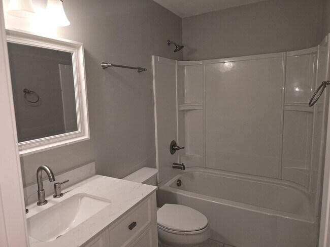 Building Photo - 2 bedroom 1 bath unit duplex