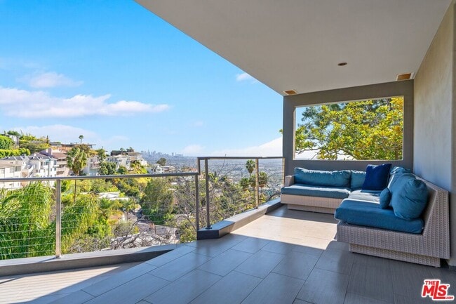 Building Photo - 8614 Hollywood Blvd