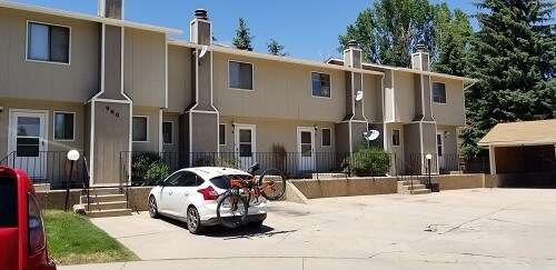 Building Photo - 900 Camelot Ct