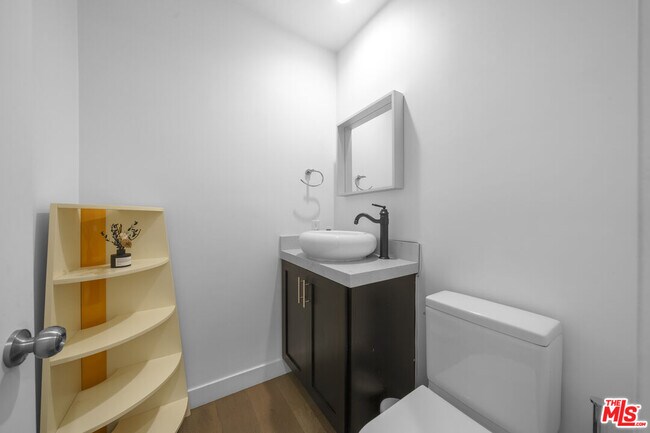 Building Photo - 848 N Las Palmas Ave