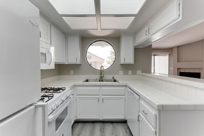 Building Photo - Charming Upstairs Condo with Dual Balconies & Spacious Layout!