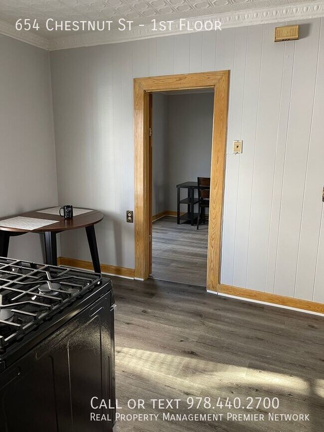 Building Photo - 654 Chestnut St