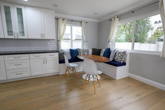 Building Photo - 2107 Dufour Ave