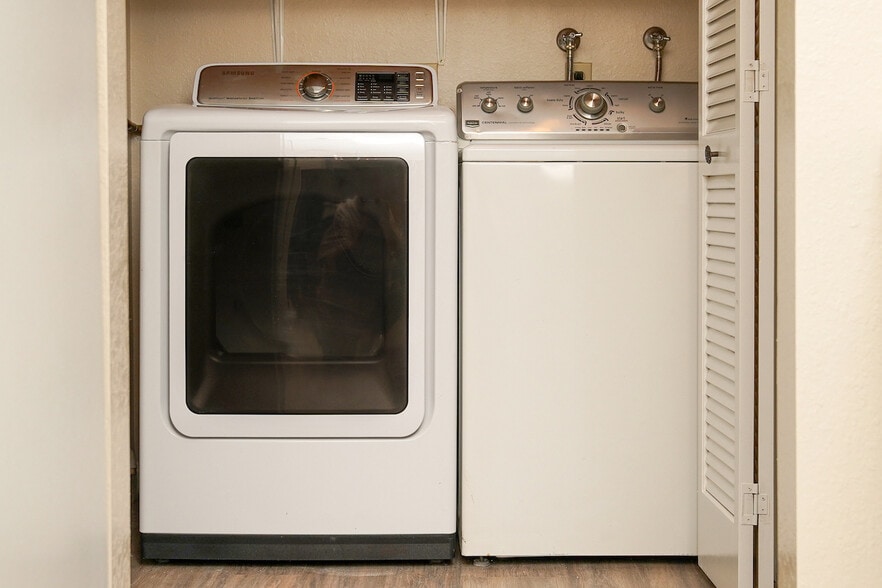 Building Photo - 4095 Rosenda Ct